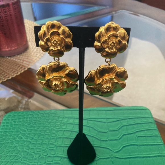 Pre-Loved Vintage CHANEL Gold Plated Clip-On Camellia Flower Dangle Earrings - Picture 1 of 5